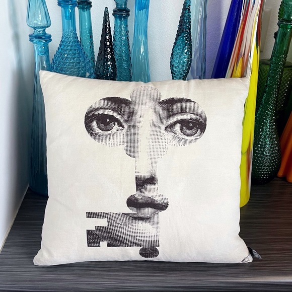 💥SOLD💥 FORNASETTI $225 White Key Throw Pillow - Picture 4 of 11